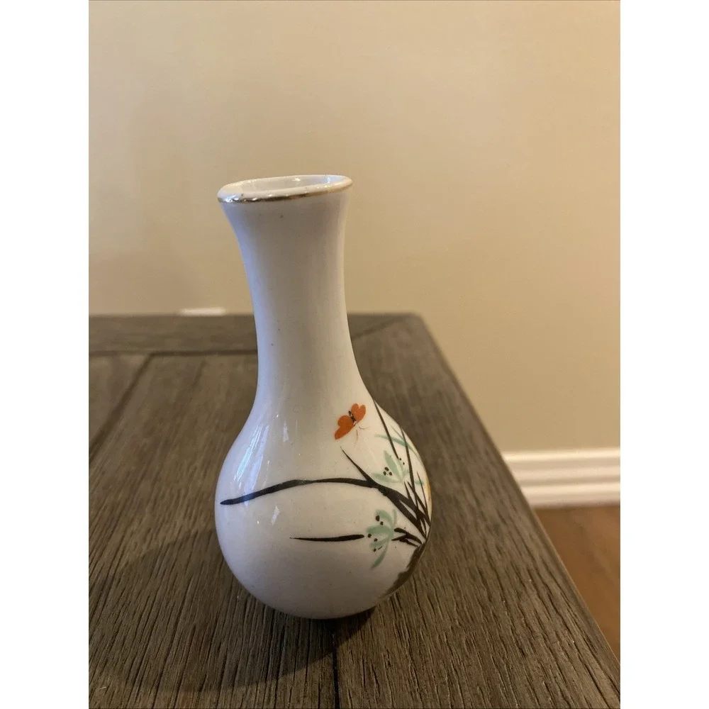 Vintage Chinese miniature hand-painted porcelain bud Vase‎